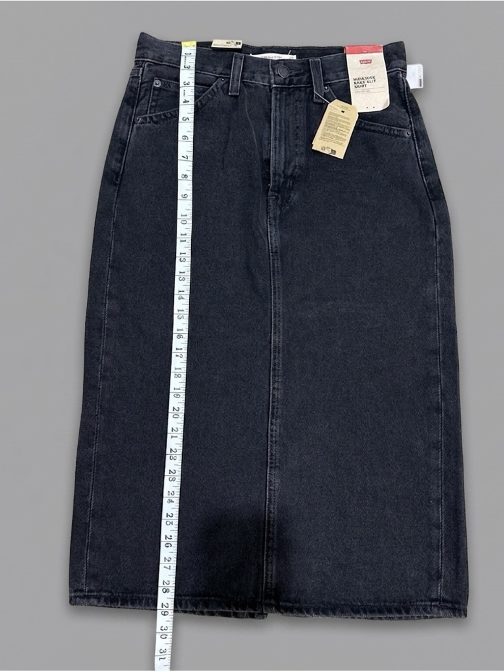 NWT Levi's Faded Black High-Rise Back Slit Denim Midi Skirt - Size 27 - Picture 2 of 4